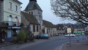 La place de l'église Cambremer