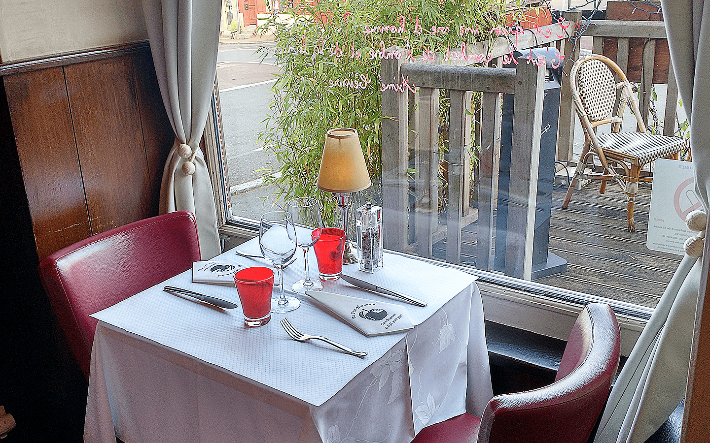 table côté terrasse du restaurant